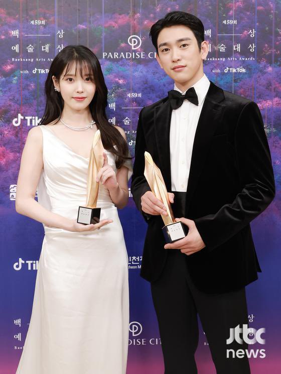 JYP_Thaifans's tweet photo. @JINYOUNG #GOT7 #popularityawards
#59thBaeksangArtsAwards #BaeksangArtsAwards #ParkJinyoung_Baeksang2023 https://t.co/WEd5W92VVI