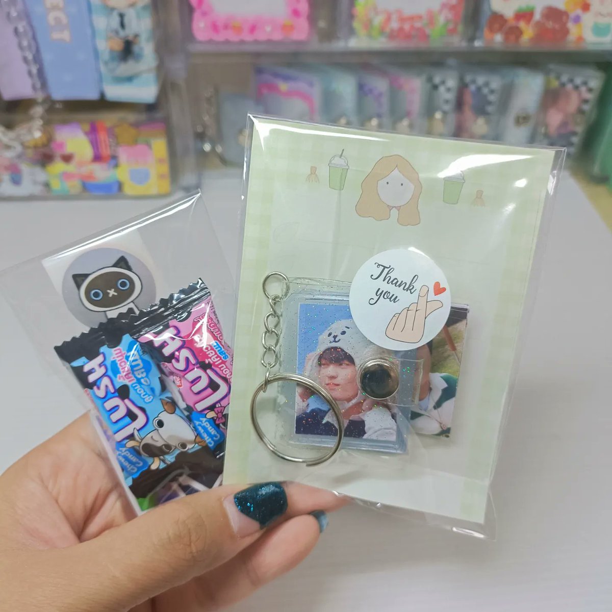 zaiiapinya's tweet photo. 💞 เลือกรูปที่ต้องการมาให้ทำได้เลยจ้า
💰 69.- ค่าส่งเหมา 35.-
#พวงกุญแจใส่รูป #พวงกุญแจอัลบั้มรูป #อัลบั้มรูปจิ๋ว #อัลบั้มไอดีโฟโต้ #มินิคอลเล็คบุ๊ค #ของขวัญ #ตลาดนัดซีรี่ย์วาย #ตลาดนัดkpop #ตลาดนัดcpop #minicollectbook #collectbook #miniphotoalbum #photokeychain https://t.co/TiQDEpl9l4