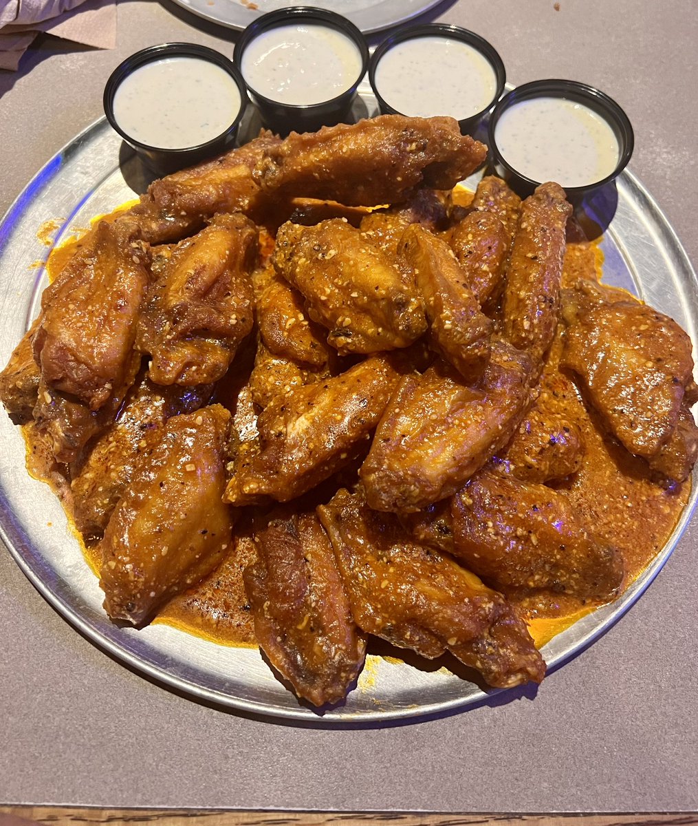 BrelandChase's tweet photo. @Pluckers 20 all flat spicy garlic parm 🔥🔥🔥 https://t.co/FfBz1EkevD