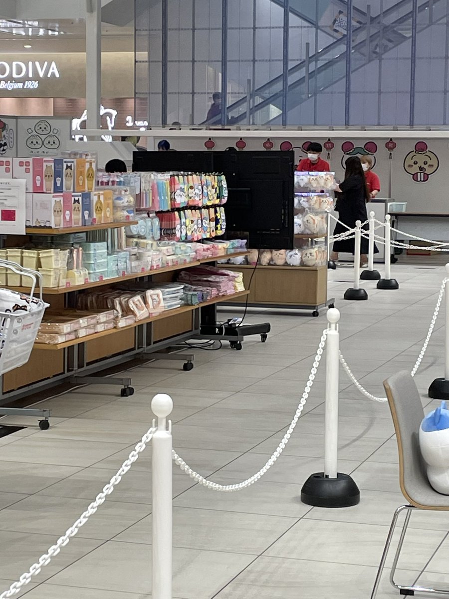 kwin1114's tweet photo. ちいかわシーサ祭り🥰
欲しい物いっぱいある！
値段考えず買い物かごに🛒
混み合っているからなかなか選べない😥 https://t.co/VezffEncW9