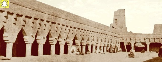 Awter9's tweet photo. سرحة جامع الإمام/ تركي بن عبدالله في  الرياض الذي بناه الإمام  فيصل بن تركي رحمهم الله.  المصور : أمين الريحاني عام 1340هـ . نشاهد كيف كان الإبداع العمراني النجدي القديم. https://t.co/kMLOMqsGCV