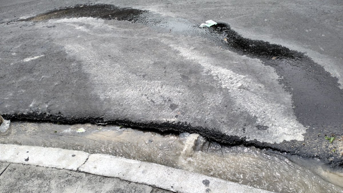 jukicookies's tweet photo. Por favor se necesita ayuda para reparar esa fuerte fuga @ANDASV, es en calle México, pasaje Girasoles, colonia Santa Clara, San Jacinto. Parece que no les interesa @noticias4vision @alcaldia_ss @nayibbukele después las cárcavas donde no se puede hacer ya nada. https://t.co/tkosq4WnZr
