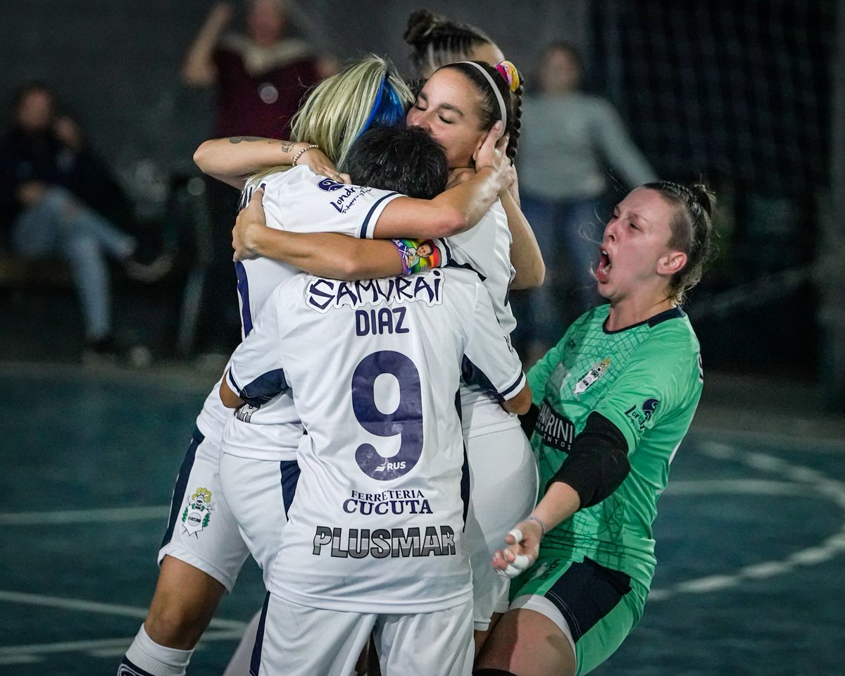 FutsalCGE's tweet photo. ⏱🔚 ¡Terminó el primer tiempo!

El Lobo derrota 2 a 0 a Huracán con goles de Solferino y Guarracino.

#SomosGuerreras https://t.co/eDBcRPnNlI