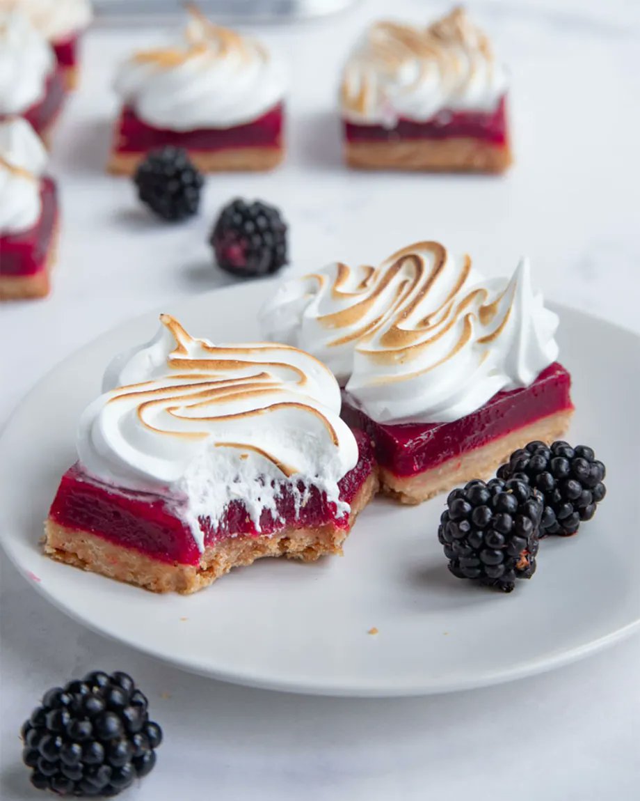 oregonberries's tweet image. These Blackberry Lemon Curd Bars by Bakes by Brown Sugar are just the perfect fancy treat. The tart curd is a great contrast to the sweet cookie dough &amp;amp; light as air meringue. This baking project delivers beauty &amp;amp; taste! 🥰

bakesbybrownsugar.com/blackberry-lem…

#oregonberries #weekendbaking