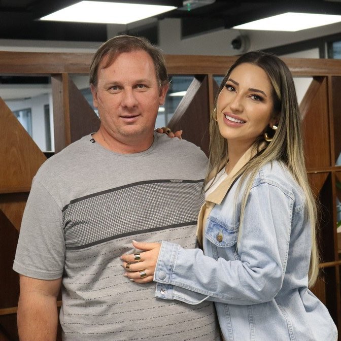 vaidesmaiar's tweet photo. Amanda com o homem que ela salvou a vida, depois de outras pessoas da equipe acharem que ele não teria mais como sobreviver 

📸Lethicia Amânsio/Fantástico https://t.co/oFN6XV50m9