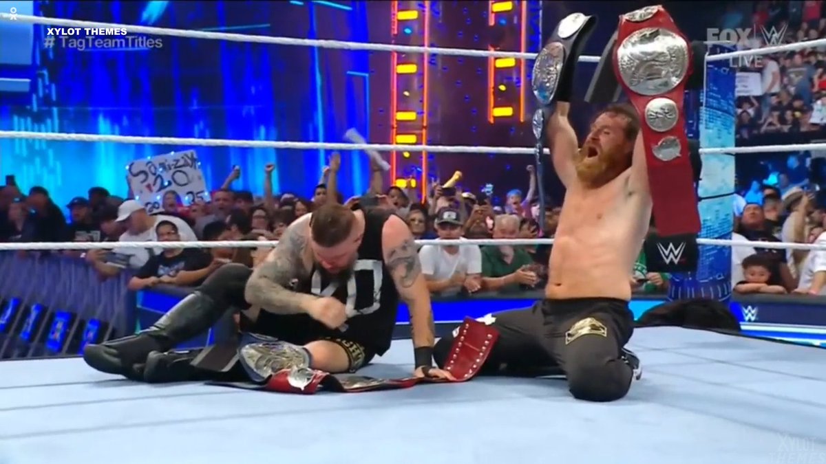 Bitwwrasslin's tweet image. Sami Zayn y Kevin Owens retienen sus títulos en una muy buena lucha en parejas frente a los Usos.

La reacción de Solo al final me hace pensar que muy pronto, los Usos serán echados del Bloodline.

#SmackDown