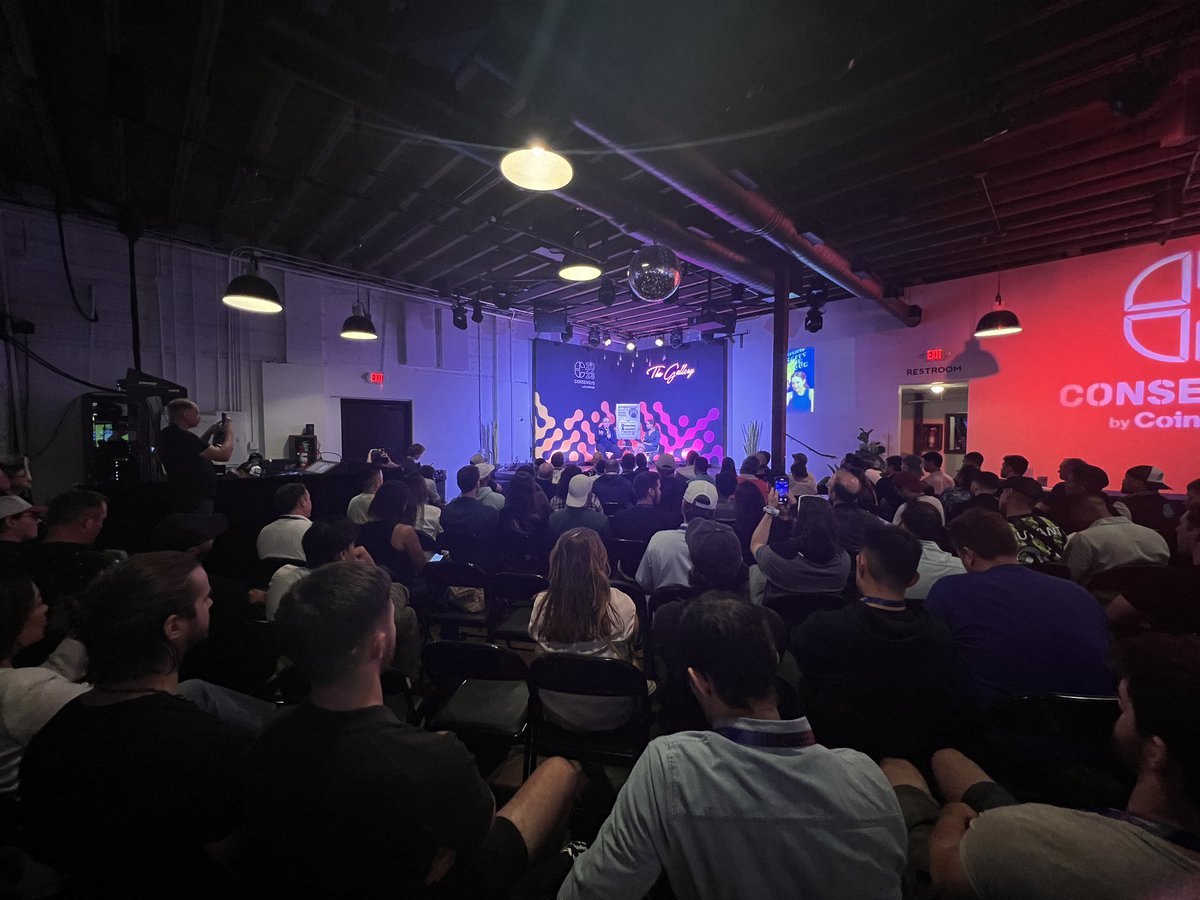 Carly and some dude named Daniel really know how to pull a crowd. <a href="/carlypreilly/">Carly Reilly 🍸</a> <a href="/dalegre/">Daniel Alegre</a> @overpricedjpegs #Consensus2023