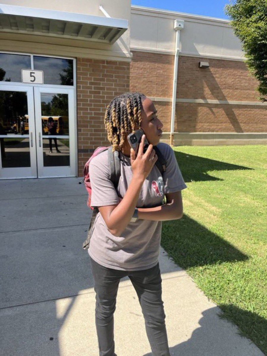 waydadadon's tweet photo. me tryna sneak of picture of my friend man and some girl in the hallway https://t.co/lVhO2DPPN0