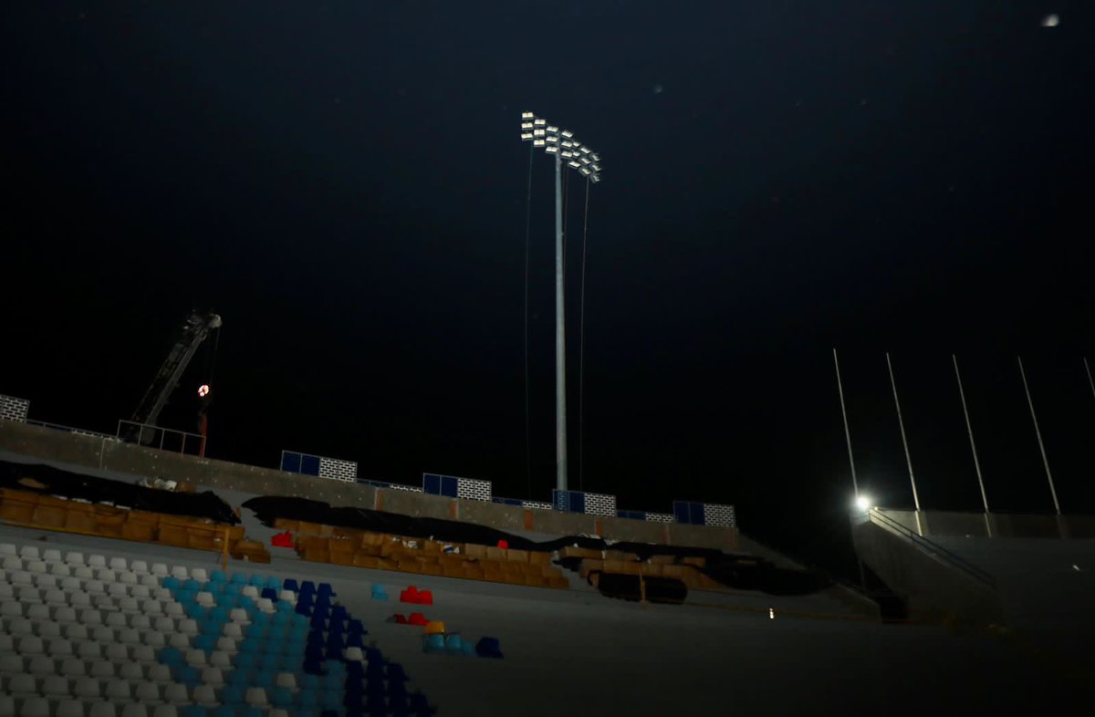 ybukele's tweet photo. Hemos comenzado con la instalación del sistema de luces (marca MUSCO, líder mundial en este rubro) del Estadio Nacional Jorge “El Mágico” González. 
Se trata de seis súper postes que proveerán la iluminación necesaria para contar con las respectivas certificaciones para fútbol y atletismo.