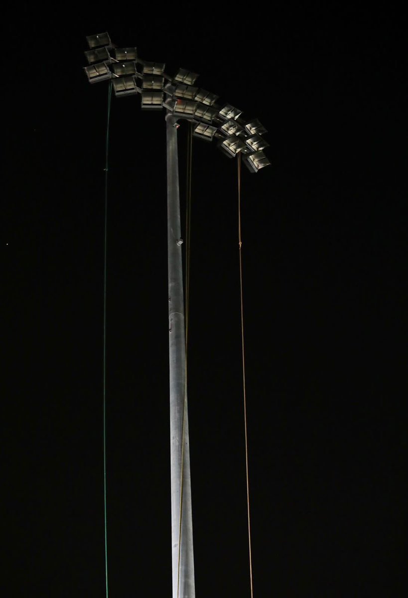 ybukele's tweet photo. Hemos comenzado con la instalación del sistema de luces (marca MUSCO, líder mundial en este rubro) del Estadio Nacional Jorge “El Mágico” González. 
Se trata de seis súper postes que proveerán la iluminación necesaria para contar con las respectivas certificaciones para fútbol y atletismo.