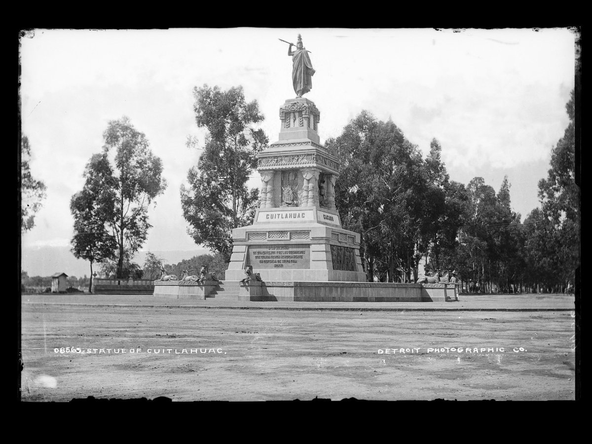 Así lucía Paseo de Reforma en el año de 1897, sin pavimentar, y flanqueada de árboles. En esta postal de Abel Briquet se aprecia al fondo el Castillo de Chapultepec. Para este momento no existía la Columna de la Independencia, ni la Diana Cazadora, sin embargo ya se podía visitar