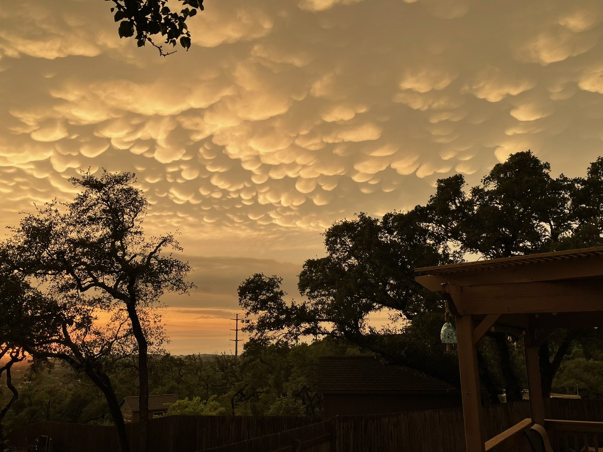 TweetRobJohnson's tweet photo. Crazy clouds in Austin tonight! https://t.co/vtmQcjnU3B