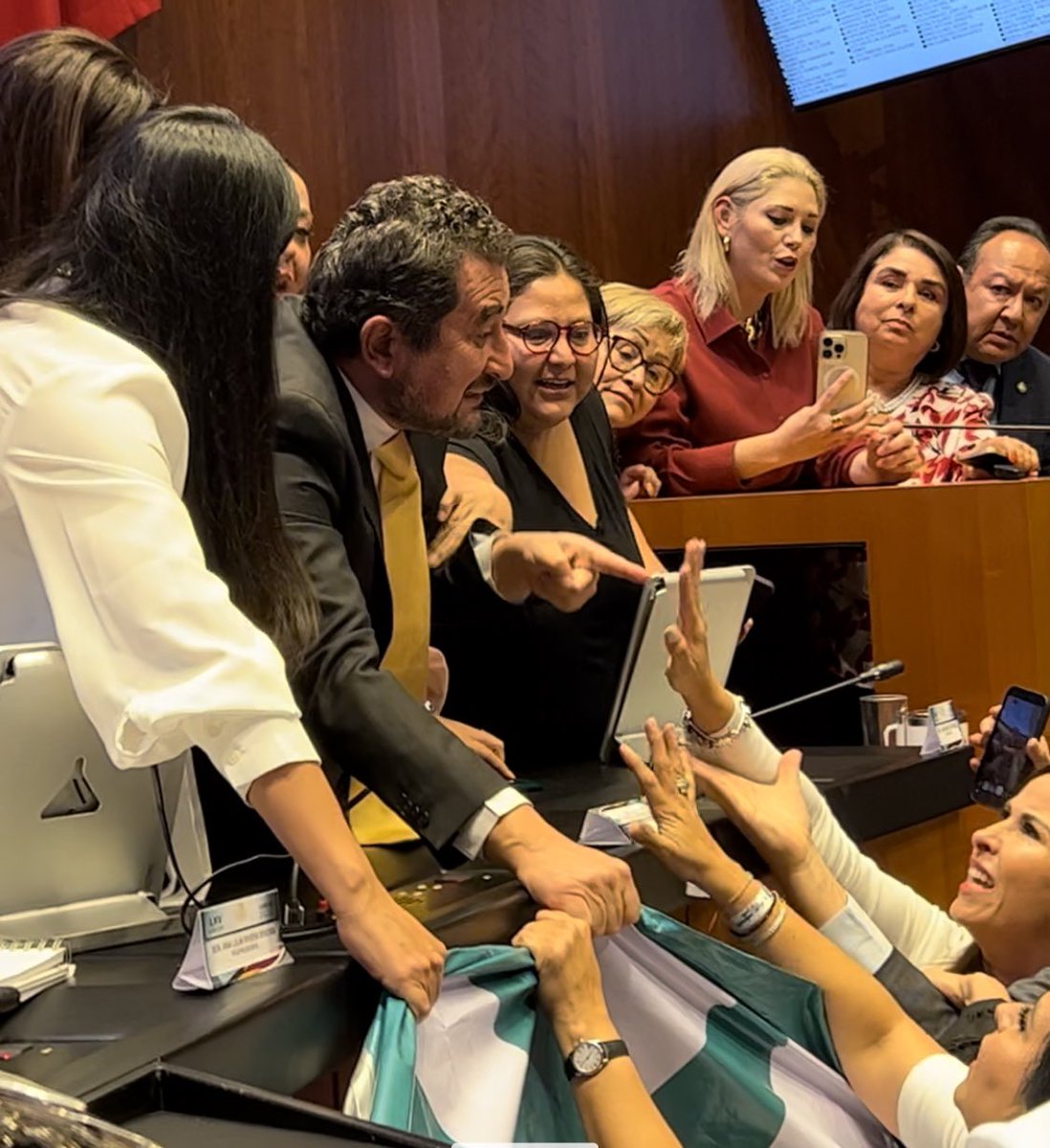 LillyTellez's tweet photo. Los cobardes de morena huyeron del senado a Palacio Nacional.

No sirven a México, solo se sirven del dinero en efectivo que les reparte el presidente.

Son ladrones aferrados al botín, y llegaron solo a saquear al país. https://t.co/7LH5oOgPc9