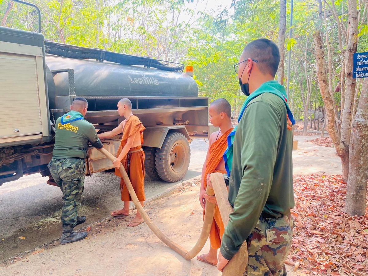 why_thahan's tweet photo. “เติมน้ำ ช่วยเหลือพระสงฆ์ในวัดชายแดน”
       
กกล.สุรนารี โดย พัน.ร.12 ฉก.1 จัดรถบรรทุกน้ำ 6,000 ลิตร แจกจ่ายน้ำให้กับ วัดป่าภูสามสรรค์ ต.เสาธงชัย อ.กันทรลักษ์ จ.ศรีสะเกษซึ่งเป็นวัดที่อยู่ตามแนวชายแดน และประสบปัญหาขาดแคลนน้ำอุปโภค
#ทหารมีไว้ทำไม https://t.co/CItwBCOfxE