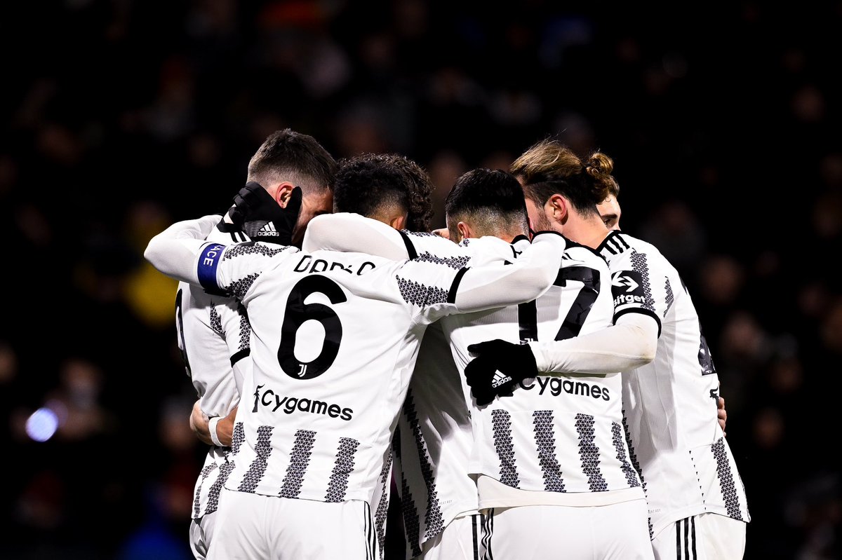 juventusfcid's tweet photo. Tak ada yang bisa menghentikan semangat juang kami. Kekalahan hanya membuat kami semakin lapar akan kemenangan. Mari kita bangkit bersama! 🤍🖤

#ForzaJuve #FinoAllaFine https://t.co/ElA1G6zrwg