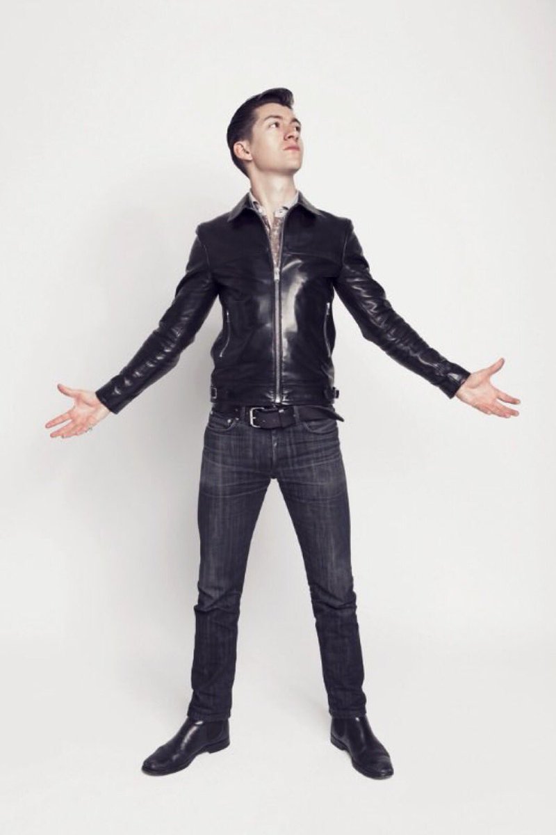 favworstacc's tweet photo. me at the am show wearing the most flattering outfit possible as if alex turner isn’t taken, 19 years older than me, and probably won’t see me anyway: https://t.co/RtlUCOoI9A