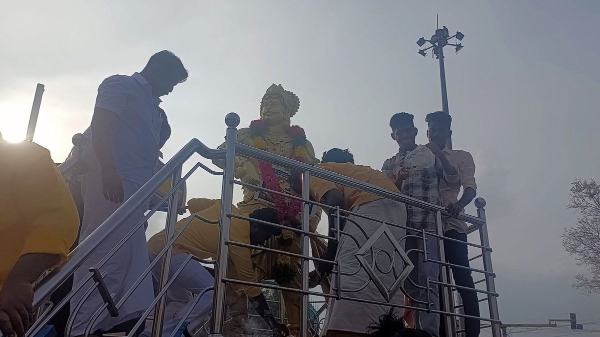 gurumanikks's tweet photo. "தமிழர் ஒற்றுமை பேரணி"க்கான
 துண்டு பிரசுரம் மன்னரின் திருவடிகளில் சமர்ப்பிக்கப்பட்டது. https://t.co/AThysXC3sh