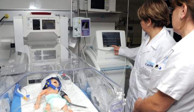 LuisAlb39019324's tweet photo. En el Uruguay de los 15 años de pseudo progresismo, dónde te dijeron que no corrieras el riesgo de perder lo conquistado, una carencia más.
En 11 departamentos los hospitales públicos no tenian  CTI. No habían ambulancias. Pero sus amigos tenían préstamos q  nunca pagaron. https://t.co/z9KXxQA7Kp