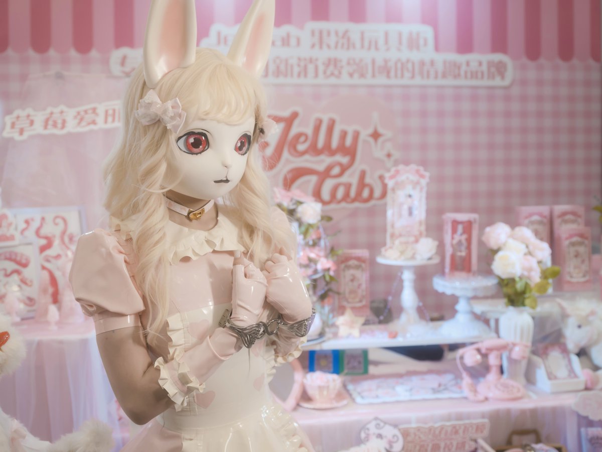 小姐姐@Muoxyzgq 带着桃乐丝去上海API逛展的返图真好看！！搭配粉红色的芭比娜胶衣@DreammaskStudio，为内敛的桃乐丝更添了几分可爱~
摄影：@whiteplace_1

#hidolls 
#kigurumi 
#头壳定制 https://t.co/cOruPD9CVs