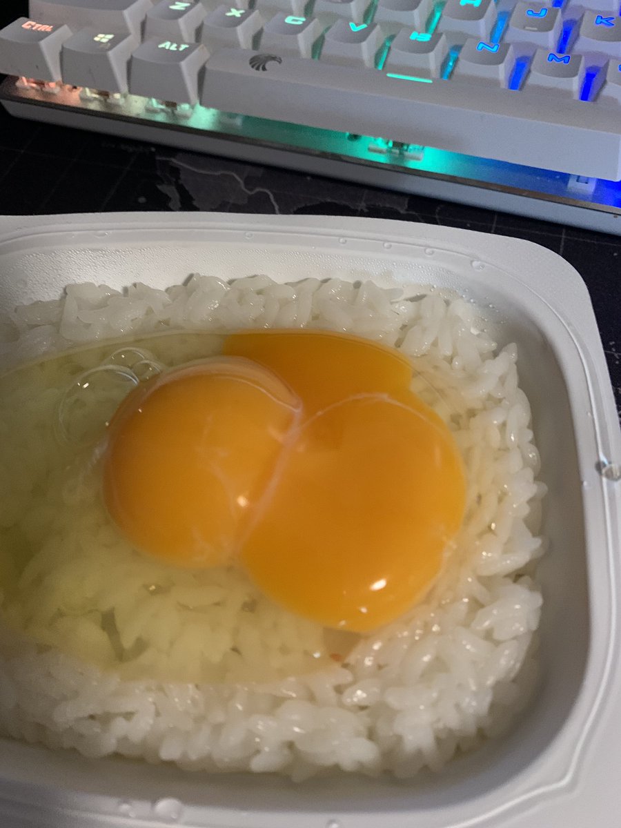bearockman's tweet photo. なんかほんのちょびっとだけ殻の形がへんだなと思ったら双子だった。割れたけど https://t.co/nuN5B5P5uX