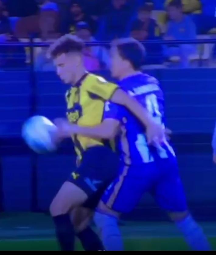 ArbitrajeU's tweet photo. ➡️Discreto partido de De Armas. En un partido de baja intensidad dejó sin cobrar muchas faltas evidentes.

⬆️Para resaltar su estado físico que lo hace estar cerca de las jugadas.

En el penal hay un movimiento de la  mano✋hacia el balón⚽

👍Buena intervención del VAR https://t.co/SR7lHT49s6