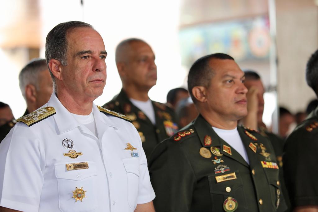 El Cmdte Gral de la <a href="/ArmadaFANBVzla/">Armada_ve</a> Alm <a href="/AnibalBritoHer1/">Aníbal José Brito Hernández</a> junto al EMS de la #FANB acompañó al GJ <a href="/vladimirpadrino/">Vladimir Padrino L.</a> a la Misa de Acción de Gracias en el marco del 213° Aniversario del Ministerio del Poder Popular para la Defensa.