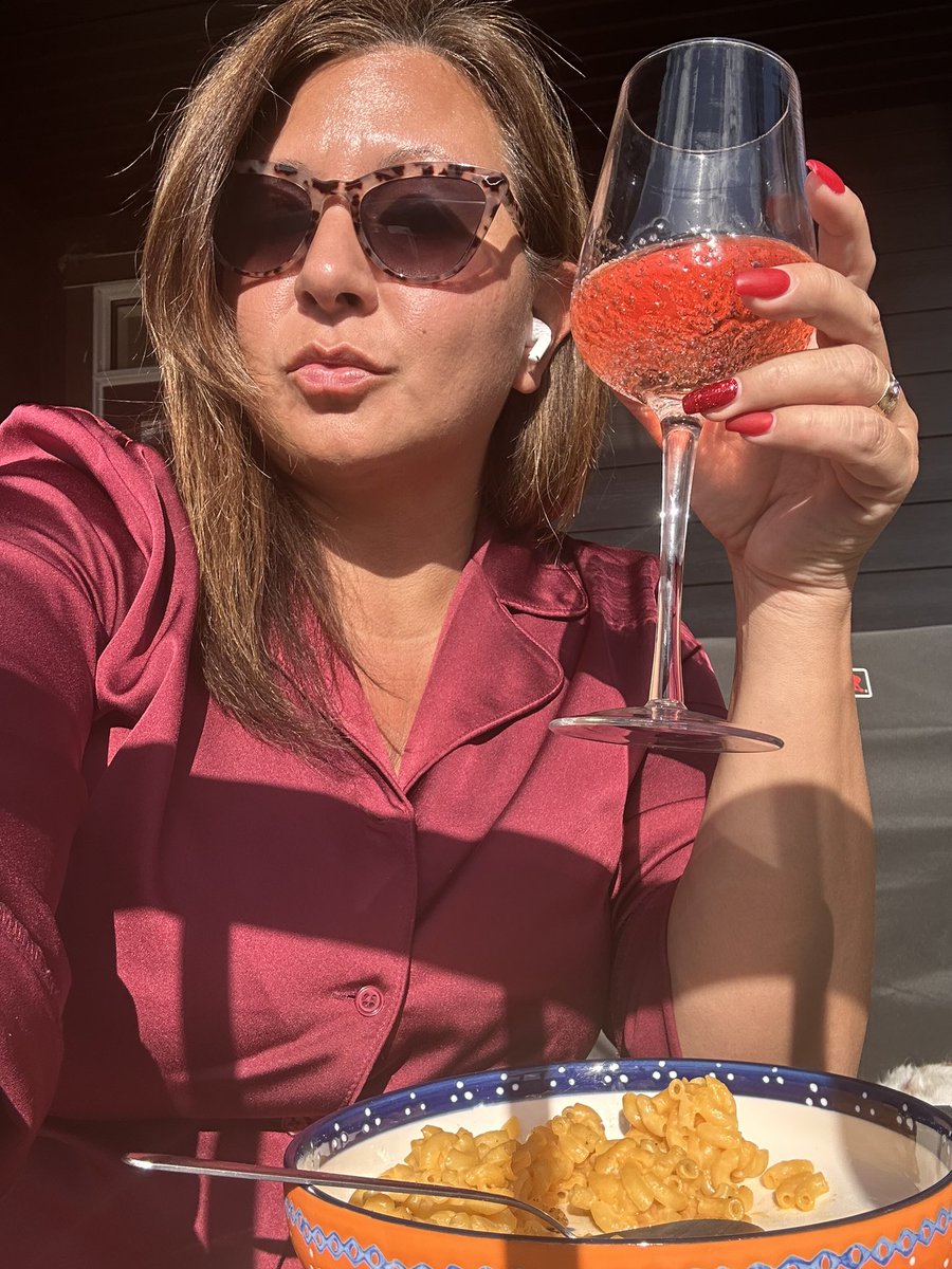 LadyMFry's tweet photo. Not gonna lie…week was best finished off with @kraftdinner #SharpCheddar &amp; @TinhornCreek Rosé https://t.co/wLKStRsb44