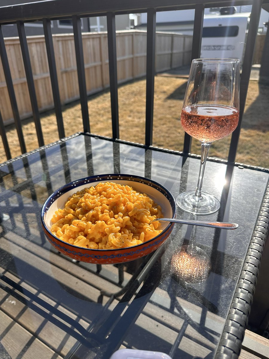 LadyMFry's tweet photo. Not gonna lie…week was best finished off with @kraftdinner #SharpCheddar &amp; @TinhornCreek Rosé https://t.co/wLKStRsb44