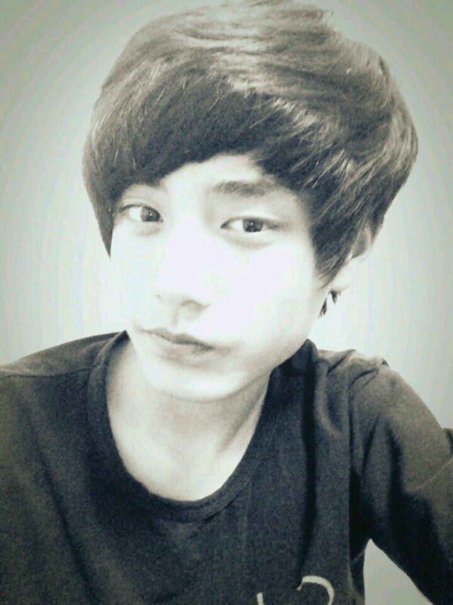 yuj1nverse's tweet photo. the difference between jiwoong and yujin’s predebut picture i’m crying https://t.co/VcebQz3QPR
