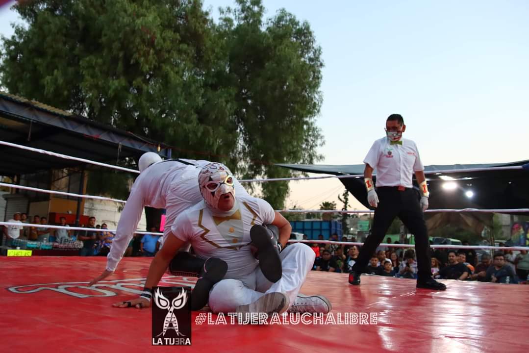 LaTijeraLucha's tweet photo. En la segunda lucha de la tarde, en la conferencia del #RegresoDeTlalocII, en lucha de padre contra hijo, #ElMimo vence con una castigo combinado a #Tromba en batalla de la cual no bajaron del ring, en una muestra de llaveo y contrallaveo en la #EscuelaHalconLuchaLibre... https://t.co/WUUR5CIqzX