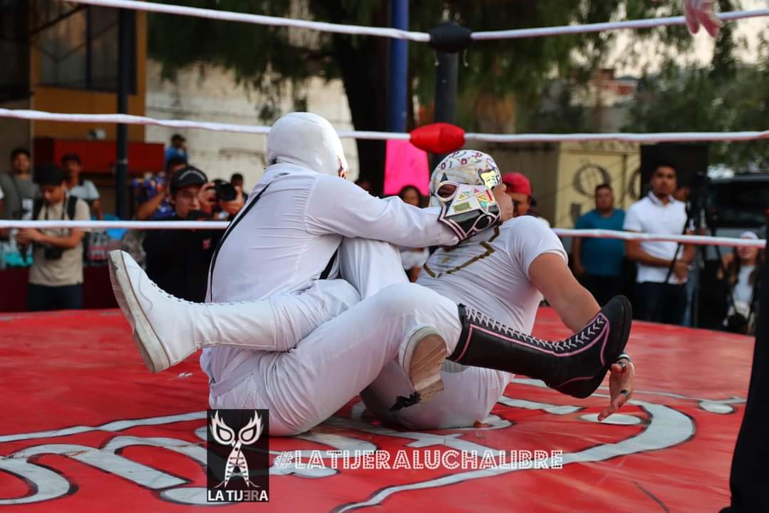 LaTijeraLucha's tweet photo. En la segunda lucha de la tarde, en la conferencia del #RegresoDeTlalocII, en lucha de padre contra hijo, #ElMimo vence con una castigo combinado a #Tromba en batalla de la cual no bajaron del ring, en una muestra de llaveo y contrallaveo en la #EscuelaHalconLuchaLibre... https://t.co/WUUR5CIqzX