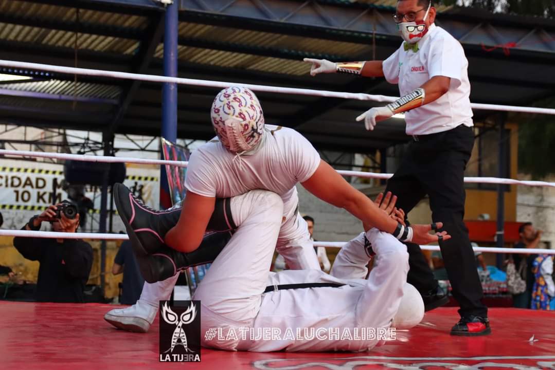 LaTijeraLucha's tweet photo. En la segunda lucha de la tarde, en la conferencia del #RegresoDeTlalocII, en lucha de padre contra hijo, #ElMimo vence con una castigo combinado a #Tromba en batalla de la cual no bajaron del ring, en una muestra de llaveo y contrallaveo en la #EscuelaHalconLuchaLibre... https://t.co/WUUR5CIqzX