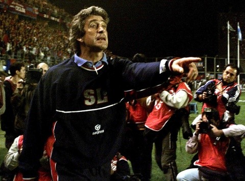 Gonzaaorellano's tweet photo. 13 victorias consecutivas entre el Clausura 2001 y el Apertura del mismo año. Hito histórico en el fútbol argentino. #SanLorenzo https://t.co/zQlfIqN8wE