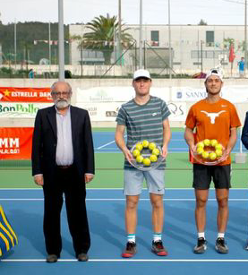 ITF TENNIS!
Parabéns aos duplistas campeões, os americanos @kiger_mac e o seu compatriota George Goldhoff que conquistaram o @ITFTennis de M25 de Sanxenxo na Espanha.
#ITFTennis #ITFWorldTennisTour #tennis #CCDSanxenxo #RFET #FGT #MacKiger #GeorgeGoldhoff