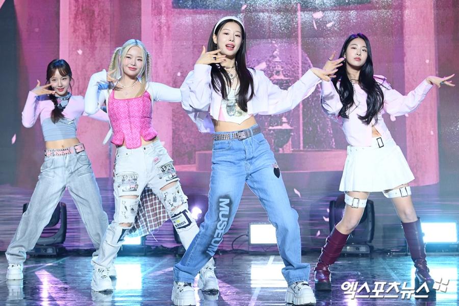 SoompiSpanish's tweet photo. “Cupid” de #FIFTYFIFTY se convierte en la canción de un grupo de chicas del #KPop, que no es una colaboración, en permanecer por más tiempo en la lista oficial de sencillos del Reino Unido https://t.co/NkcZWmJlci https://t.co/KCgbFK85wg