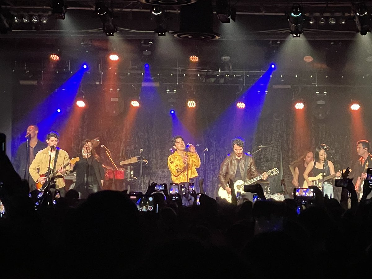 vapemoses's tweet photo. @kevinjonas @joejonas @nickjonas great show thanks for coming out. https://t.co/xCdLjYasQS