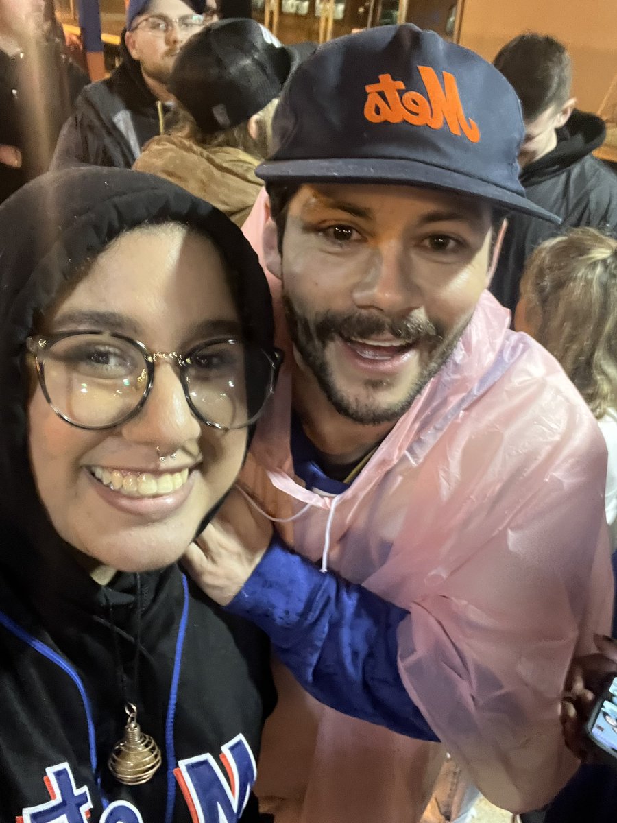 TYLANLATAM's tweet photo. Dylan O'brien junto a una fan en el juego de los Mets. 😍 https://t.co/O2MpC6zClw
