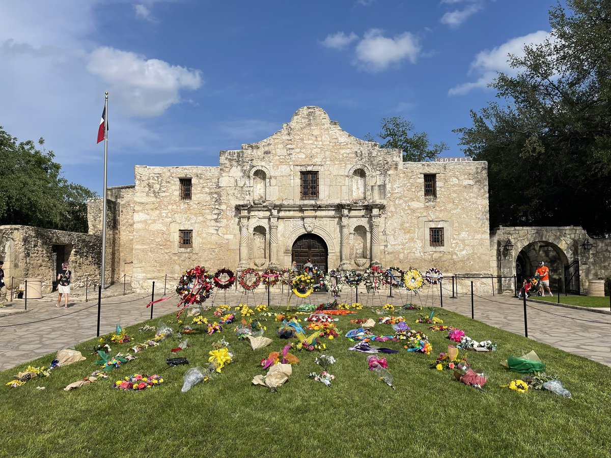 sarahroachVA's tweet photo. Spent the afternoon enjoying Fiesta San Antonio &amp; getting ready to see your lovely faces at Mini Mini Con TOMORROW! 

Come on out!!⭐️🤠🌮 https://t.co/9OHtXpGe3j