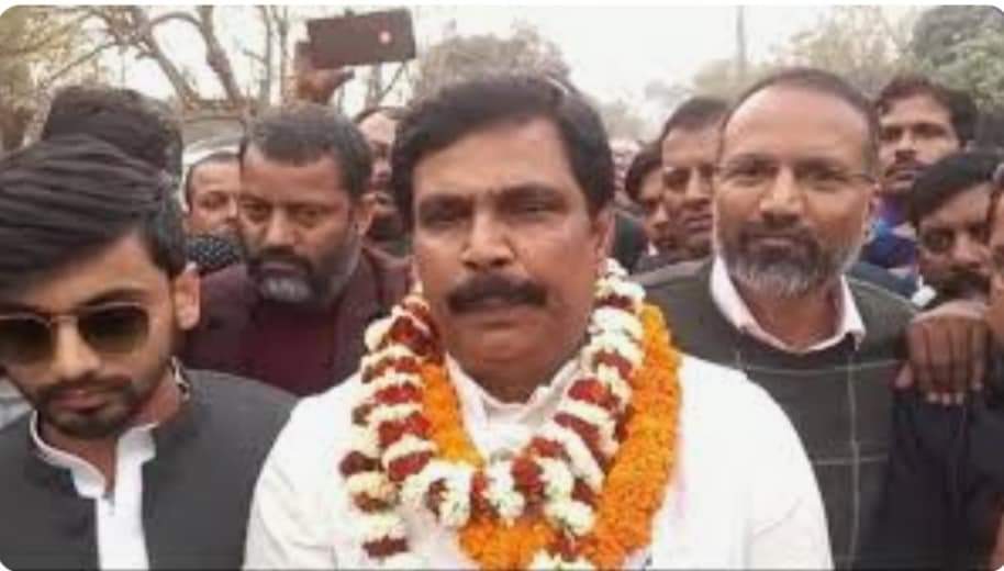 rajput_of_india's tweet photo. राजनीति में  उभरने वाले एवं व्यापक प्रभाव रखने वाले क्षत्रियों के राजनीतिक उत्पीड़न का अंत नहीं होने वाला है ।यह उत्पीड़न तब तक चलता रहेगा। जब तक क्षत्रिय समाज इस राजनीतिक उत्पीड़न का प्रतिकार करने के लिए खड़ा नहीं होगा। आखिर बिना साक्ष्यों के केवल क्षत्रिय राजनेता ही दंडित क्यों होंगे?
▶️आनंद मोहन,राजा भैया,कुलदीप सेंगर ,ब्रृज भूषण शरण सिंह:- यह चारों ही क्षत्रिय राजनेता, राजनीति के शिकार इसलिए बनाए गए ।क्योंकि इनमें स्वतंत्र राजनीति की संभावनाएं नजर आने लगीं। आनंद मोहन ,राजा भैया और कुलदीप सेंगर तीनों को ही परिस्थितिजन्य साक्ष्यों के बिना ही जेल जाना पड़ा था। भले ही इन चारों के खिलाफ कोई भी परिस्थिति जन्य साक्ष्य नहीं था ।फिर भी पर्दे के पीछे से राजनीतिक खेल खेला गया। जिस कूटनीतिक एवं राजनीतिक खेल को समझने में क्षत्रिय समाज अभी भी अक्षम है।
▶️केवल राजा भैया इस राजनीतिक षड्यंत्र से बाहर निकल पाए। अन्यथा राजा भैया को भी पूरी तरह राजनीतिक षड्यंत्र का शिकार बनाया गया था और उसमें पर्दे के पीछे से राजा भैया पर कार्रवाई कराने में उस समय भाजपा का पर्दे के पीछे से पूरा समर्थन था।
▶️आनंद मोहन और कुलदीप सेंगर को दोषी ठहराया जाने पर न्यायालय में कोई भी पुख्ता सबूत प्रस्तुत नहीं किया गया। फिर भी उन्हें कठोर सजा से दंडित किया गया ।
▶️यह कोई साधारण खेल नहीं था ।इसके पीछे पूरी तरह राजनीति खेल था
���️आनंद मोहन को दंडित कराने में उस समय राष्ट्रीय जनता दल, जनता दल यूनाइटेड और भाजपा तीनों का ही रोल था। क्योंकि तीनों ही नहीं चाहते थे कि बिहार में स्वतंत्र राजनीति का कोई चतुर्थ एंगल अपना प्रभाव जमाए
▶️डीएम हत्याकांड में आनंद मोहन उस घटनास्थल से काफी दूर थे और उन्हें इस घटना की जानकारी भी नहीं थी। लेकिन सत्ता की ताकत ने और पर्दे के पीछे के राजनीतिक खेल ने आनंद मोहन को जबरदस्ती दंडित कराया।
��️राजनीति में सभी राजनीतिक दल पर्दे के पीछे से मित्र होते हैं ।जैसा कि बिहार में प्रदर्शित भी हुआ था। और अपने राजनीतिक विरोधियों को हटाने के लिए कभी कभी परदे के पीछे एकजुट हो जाते हैं।
▶️कुलदीप सेंगर के मामले में भी कुलदीप सेंगर को इसलिए दंडित होना पड़ा। क्योंकि उत्तर प्रदेश में योगी आदित्यनाथ को बदनाम करना था और दबाव में लेना था। कुलदीप सेंगर को जबरदस्ती दंडित कराने में भाजपा के कुछ केंद्रीय नेताओं का भी हाथ था। न्यायालय द्वारा दिए गए निर्णय में कुलदीप सेंगर के खिलाफ भी कोई परिस्थितिजन्य साक्ष्य नहीं था। लेकिन फिर भी कुलदीप सेंगर को कठोर दंड से दंडित हो���ा पड़ा
▶️इस लोकतांत्रिक देश भारत में केवल क्षत्रियों को मीडिया ट्रायल के द्वारा  दंडित होना पड़ता है ।भले ही दंडित होने के लिए कोई भी साक्ष्य मौजूद ना हो।
क्षत्रियों को दंडित कराने के लिए संविधान को भी ताक पर रख दिया जाता है
▶️संविधान का स्पष्ट उद्देश्य था कि  साक्ष्यों के अभाव में भले ही 100 अपराधी छूट जाएं। लेकिन किसी एक निर्दोष को सजा नहीं होनी चाहिए।
▶️लेकिन क्षत्रियों के मामले में संव��धान के उद्देश्य को पलट दिया जाता है और यहां  साक्ष्यों के अभाव में  भी केवल निर्दोष क्षत्रियों को भी दंडित कर दिया जाता है। निर्दोष क्षत्रियों को दंडित कराने में राजनीतिक दलों का विशेष योगदान रहता है। जो क्षत्रियों का सहयोग लेने के बाद भी उनकी पीठ में छुरा भोकते रहते हैं
▶️मैं बहुत स्पष्ट कहना चाह���ा हूं कि बृजभूषण शरण सिंह के  राजनीतिक एवं आर्थिक उभार एवं स्वतंत्र व्यक्तित्व को देखते हुए ही उन्हें राजनीतिक शिकार बनाया जा रहा है।इस देश में क्षत्रियों को संवैधानिक व्यवस्था के लाभ से निरंतर वंचित करने का षड्यंत्र किया जा रहा है। और निर्दोष होने के बाद भी दंडित होने का दंश झेलना पड़ रहा है।
▶️निर्दोष क्षत्रियों को दंडित होने के उदाहरणों से ऐसा प्रतीत होता है कि वह भारतीय राजनीतिक दल, न्यायपालिका और मीडिया क्षत्रियों को निर्दोष होते हुए भी दंडित देखने में आनंद का अनुभव करते हैं
▶️क्षत्रियों  पर इस राजनीतिक एवं संवैधानिक अन्याय का एक विशेष कारण है कि भारत की सबसे बड़ी आबादी होने के बाद भी क्षत्रियों ने स्वतंत्र राजनीति पर कभी पर्याप्त ध्यान नहीं दिया
नोट:अगर क्षत्रियों ने विश्वनाथ प्रताप सिंह की तरह ही स्वतंत्र राजनीति पर ध्यान दिया होता ।तो क्षत्रिय समाज देश में और क�� राज्य में एक बड़ी राजनीतिक ताकत होता और फिर क्षत्रियों को कोई भी राजनीतिक एवं संवैधानिक रूप से निर्दोष होने पर दंडित नहीं कर पाता
विशेष:अगर इस राजनीतिक षड्यंत्र को नेस्तनाबूद करना है। तो पूरे देश के क्षत्रियों को एकजुट होकर, क्षत्रियों के प्रति हो रहे इस असंवैधानिक एवं राजनीतिक अन्याय का प्रतिकार करना होगा आ��िर कब तक क्षत्रियों को निर्दोष होते हुए भी दंडित होना पड़ेगा।