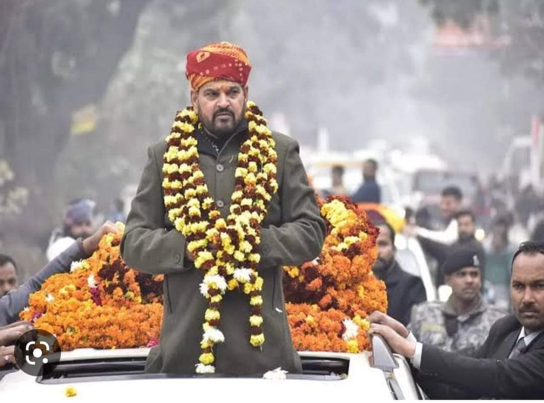 rajput_of_india's tweet photo. राजनीति में  उभरने वाले एवं व्यापक प्रभाव रखने वाले क्षत्रियों के राजनीतिक उत्पीड़न का अंत नहीं होने वाला है ।यह उत्पीड़न तब तक चलता रहेगा। जब तक क्षत्रिय समाज इस राजनीतिक उत्पीड़न का प्रतिकार करने के लिए खड़ा नहीं होगा। आखिर बिना साक्ष्यों के केवल क्षत्रिय राजनेता ही दंडित क्यों होंगे?
▶️आनंद मोहन,राजा भैया,कुलदीप सेंगर ,ब्रृज भूषण शरण सिंह:- यह चारों ही क्षत्रिय राजनेता, राजनीति के शिकार इसलिए बनाए गए ।क्योंकि इनमें स्वतंत्र राजनीति की संभावनाएं नजर आने लगीं। आनंद मोहन ,राजा भैया और कुलदीप सेंगर तीनों को ही परिस्थितिजन्य साक्ष्यों के बिना ही जेल जाना पड़ा था। भले ही इन चारों के खिलाफ कोई भी परिस्थिति जन्य साक्ष्य नहीं था ।फिर भी पर्दे के पीछे से राजनीतिक खेल खेला गया। जिस कूटनीतिक एवं राजनीतिक खेल को समझने में क्षत्रिय समाज अभी भी अक्षम है।
▶️केवल राजा भैया इस राजनीतिक षड्यंत्र से बाहर निकल पाए। अन्यथा राजा भैया को भी पूरी तरह राजनीतिक षड्यंत्र का शिकार बनाया गया था और उसमें पर्दे के पीछे से राजा भैया पर कार्रवाई कराने में उस समय भाजपा का पर्दे के पीछे से पूरा समर्थन था।
▶️आनंद मोहन और कुलदीप सेंगर को दोषी ठहराया जाने पर न्यायालय में कोई भी पुख्ता सबूत प्रस्तुत नहीं किया गया। फिर भी उन्हें कठोर सजा से दंडित किया गया ।
▶️यह कोई साधारण खेल नहीं था ।इसके पीछे पूरी तरह राजनीति खेल था
���️आनंद मोहन को दंडित कराने में उस समय राष्ट्रीय जनता दल, जनता दल यूनाइटेड और भाजपा तीनों का ही रोल था। क्योंकि तीनों ही नहीं चाहते थे कि बिहार में स्वतंत्र राजनीति का कोई चतुर्थ एंगल अपना प्रभाव जमाए
▶️डीएम हत्याकांड में आनंद मोहन उस घटनास्थल से काफी दूर थे और उन्हें इस घटना की जानकारी भी नहीं थी। लेकिन सत्ता की ताकत ने और पर्दे के पीछे के राजनीतिक खेल ने आनंद मोहन को जबरदस्ती दंडित कराया।
��️राजनीति में सभी राजनीतिक दल पर्दे के पीछे से मित्र होते हैं ।जैसा कि बिहार में प्रदर्शित भी हुआ था। और अपने राजनीतिक विरोधियों को हटाने के लिए कभी कभी परदे के पीछे एकजुट हो जाते हैं।
▶️कुलदीप सेंगर के मामले में भी कुलदीप सेंगर को इसलिए दंडित होना पड़ा। क्योंकि उत्तर प्रदेश में योगी आदित्यनाथ को बदनाम करना था और दबाव में लेना था। कुलदीप सेंगर को जबरदस्ती दंडित कराने में भाजपा के कुछ केंद्रीय नेताओं का भी हाथ था। न्यायालय द्वारा दिए गए निर्णय में कुलदीप सेंगर के खिलाफ भी कोई परिस्थितिजन्य साक्ष्य नहीं था। लेकिन फिर भी कुलदीप सेंगर को कठोर दंड से दंडित हो���ा पड़ा
▶️इस लोकतांत्रिक देश भारत में केवल क्षत्रियों को मीडिया ट्रायल के द्वारा  दंडित होना पड़ता है ।भले ही दंडित होने के लिए कोई भी साक्ष्य मौजूद ना हो।
क्षत्रियों को दंडित कराने के लिए संविधान को भी ताक पर रख दिया जाता है
▶️संविधान का स्पष्ट उद्देश्य था कि  साक्ष्यों के अभाव में भले ही 100 अपराधी छूट जाएं। लेकिन किसी एक निर्दोष को सजा नहीं होनी चाहिए।
▶️लेकिन क्षत्रियों के मामले में संव��धान के उद्देश्य को पलट दिया जाता है और यहां  साक्ष्यों के अभाव में  भी केवल निर्दोष क्षत्रियों को भी दंडित कर दिया जाता है। निर्दोष क्षत्रियों को दंडित कराने में राजनीतिक दलों का विशेष योगदान रहता है। जो क्षत्रियों का सहयोग लेने के बाद भी उनकी पीठ में छुरा भोकते रहते हैं
▶️मैं बहुत स्पष्ट कहना चाह���ा हूं कि बृजभूषण शरण सिंह के  राजनीतिक एवं आर्थिक उभार एवं स्वतंत्र व्यक्तित्व को देखते हुए ही उन्हें राजनीतिक शिकार बनाया जा रहा है।इस देश में क्षत्रियों को संवैधानिक व्यवस्था के लाभ से निरंतर वंचित करने का षड्यंत्र किया जा रहा है। और निर्दोष होने के बाद भी दंडित होने का दंश झेलना पड़ रहा है।
▶️निर्दोष क्षत्रियों को दंडित होने के उदाहरणों से ऐसा प्रतीत होता है कि वह भारतीय राजनीतिक दल, न्यायपालिका और मीडिया क्षत्रियों को निर्दोष होते हुए भी दंडित देखने में आनंद का अनुभव करते हैं
▶️क्षत्रियों  पर इस राजनीतिक एवं संवैधानिक अन्याय का एक विशेष कारण है कि भारत की सबसे बड़ी आबादी होने के बाद भी क्षत्रियों ने स्वतंत्र राजनीति पर कभी पर्याप्त ध्यान नहीं दिया
नोट:अगर क्षत्रियों ने विश्वनाथ प्रताप सिंह की तरह ही स्वतंत्र राजनीति पर ध्यान दिया होता ।तो क्षत्रिय समाज देश में और क�� राज्य में एक बड़ी राजनीतिक ताकत होता और फिर क्षत्रियों को कोई भी राजनीतिक एवं संवैधानिक रूप से निर्दोष होने पर दंडित नहीं कर पाता
विशेष:अगर इस राजनीतिक षड्यंत्र को नेस्तनाबूद करना है। तो पूरे देश के क्षत्रियों को एकजुट होकर, क्षत्रियों के प्रति हो रहे इस असंवैधानिक एवं राजनीतिक अन्याय का प्रतिकार करना होगा आ��िर कब तक क्षत्रियों को निर्दोष होते हुए भी दंडित होना पड़ेगा।