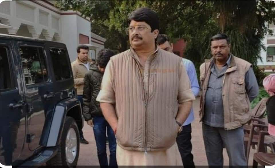 rajput_of_india's tweet photo. राजनीति में  उभरने वाले एवं व्यापक प्रभाव रखने वाले क्षत्रियों के राजनीतिक उत्पीड़न का अंत नहीं होने वाला है ।यह उत्पीड़न तब तक चलता रहेगा। जब तक क्षत्रिय समाज इस राजनीतिक उत्पीड़न का प्रतिकार करने के लिए खड़ा नहीं होगा। आखिर बिना साक्ष्यों के केवल क्षत्रिय राजनेता ही दंडित क्यों होंगे?
▶️आनंद मोहन,राजा भैया,कुलदीप सेंगर ,ब्रृज भूषण शरण सिंह:- यह चारों ही क्षत्रिय राजनेता, राजनीति के शिकार इसलिए बनाए गए ।क्योंकि इनमें स्वतंत्र राजनीति की संभावनाएं नजर आने लगीं। आनंद मोहन ,राजा भैया और कुलदीप सेंगर तीनों को ही परिस्थितिजन्य साक्ष्यों के बिना ही जेल जाना पड़ा था। भले ही इन चारों के खिलाफ कोई भी परिस्थिति जन्य साक्ष्य नहीं था ।फिर भी पर्दे के पीछे से राजनीतिक खेल खेला गया। जिस कूटनीतिक एवं राजनीतिक खेल को समझने में क्षत्रिय समाज अभी भी अक्षम है।
▶️केवल राजा भैया इस राजनीतिक षड्यंत्र से बाहर निकल पाए। अन्यथा राजा भैया को भी पूरी तरह राजनीतिक षड्यंत्र का शिकार बनाया गया था और उसमें पर्दे के पीछे से राजा भैया पर कार्रवाई कराने में उस समय भाजपा का पर्दे के पीछे से पूरा समर्थन था।
▶️आनंद मोहन और कुलदीप सेंगर को दोषी ठहराया जाने पर न्यायालय में कोई भी पुख्ता सबूत प्रस्तुत नहीं किया गया। फिर भी उन्हें कठोर सजा से दंडित किया गया ।
▶️यह कोई साधारण खेल नहीं था ।इसके पीछे पूरी तरह राजनीति खेल था
���️आनंद मोहन को दंडित कराने में उस समय राष्ट्रीय जनता दल, जनता दल यूनाइटेड और भाजपा तीनों का ही रोल था। क्योंकि तीनों ही नहीं चाहते थे कि बिहार में स्वतंत्र राजनीति का कोई चतुर्थ एंगल अपना प्रभाव जमाए
▶️डीएम हत्याकांड में आनंद मोहन उस घटनास्थल से काफी दूर थे और उन्हें इस घटना की जानकारी भी नहीं थी। लेकिन सत्ता की ताकत ने और पर्दे के पीछे के राजनीतिक खेल ने आनंद मोहन को जबरदस्ती दंडित कराया।
��️राजनीति में सभी राजनीतिक दल पर्दे के पीछे से मित्र होते हैं ।जैसा कि बिहार में प्रदर्शित भी हुआ था। और अपने राजनीतिक विरोधियों को हटाने के लिए कभी कभी परदे के पीछे एकजुट हो जाते हैं।
▶️कुलदीप सेंगर के मामले में भी कुलदीप सेंगर को इसलिए दंडित होना पड़ा। क्योंकि उत्तर प्रदेश में योगी आदित्यनाथ को बदनाम करना था और दबाव में लेना था। कुलदीप सेंगर को जबरदस्ती दंडित कराने में भाजपा के कुछ केंद्रीय नेताओं का भी हाथ था। न्यायालय द्वारा दिए गए निर्णय में कुलदीप सेंगर के खिलाफ भी कोई परिस्थितिजन्य साक्ष्य नहीं था। लेकिन फिर भी कुलदीप सेंगर को कठोर दंड से दंडित हो���ा पड़ा
▶️इस लोकतांत्रिक देश भारत में केवल क्षत्रियों को मीडिया ट्रायल के द्वारा  दंडित होना पड़ता है ।भले ही दंडित होने के लिए कोई भी साक्ष्य मौजूद ना हो।
क्षत्रियों को दंडित कराने के लिए संविधान को भी ताक पर रख दिया जाता है
▶️संविधान का स्पष्ट उद्देश्य था कि  साक्ष्यों के अभाव में भले ही 100 अपराधी छूट जाएं। लेकिन किसी एक निर्दोष को सजा नहीं होनी चाहिए।
▶️लेकिन क्षत्रियों के मामले में संव��धान के उद्देश्य को पलट दिया जाता है और यहां  साक्ष्यों के अभाव में  भी केवल निर्दोष क्षत्रियों को भी दंडित कर दिया जाता है। निर्दोष क्षत्रियों को दंडित कराने में राजनीतिक दलों का विशेष योगदान रहता है। जो क्षत्रियों का सहयोग लेने के बाद भी उनकी पीठ में छुरा भोकते रहते हैं
▶️मैं बहुत स्पष्ट कहना चाह���ा हूं कि बृजभूषण शरण सिंह के  राजनीतिक एवं आर्थिक उभार एवं स्वतंत्र व्यक्तित्व को देखते हुए ही उन्हें राजनीतिक शिकार बनाया जा रहा है।इस देश में क्षत्रियों को संवैधानिक व्यवस्था के लाभ से निरंतर वंचित करने का षड्यंत्र किया जा रहा है। और निर्दोष होने के बाद भी दंडित होने का दंश झेलना पड़ रहा है।
▶️निर्दोष क्षत्रियों को दंडित होने के उदाहरणों से ऐसा प्रतीत होता है कि वह भारतीय राजनीतिक दल, न्यायपालिका और मीडिया क्षत्रियों को निर्दोष होते हुए भी दंडित देखने में आनंद का अनुभव करते हैं
▶️क्षत्रियों  पर इस राजनीतिक एवं संवैधानिक अन्याय का एक विशेष कारण है कि भारत की सबसे बड़ी आबादी होने के बाद भी क्षत्रियों ने स्वतंत्र राजनीति पर कभी पर्याप्त ध्यान नहीं दिया
नोट:अगर क्षत्रियों ने विश्वनाथ प्रताप सिंह की तरह ही स्वतंत्र राजनीति पर ध्यान दिया होता ।तो क्षत्रिय समाज देश में और क�� राज्य में एक बड़ी राजनीतिक ताकत होता और फिर क्षत्रियों को कोई भी राजनीतिक एवं संवैधानिक रूप से निर्दोष होने पर दंडित नहीं कर पाता
विशेष:अगर इस राजनीतिक षड्यंत्र को नेस्तनाबूद करना है। तो पूरे देश के क्षत्रियों को एकजुट होकर, क्षत्रियों के प्रति हो रहे इस असंवैधानिक एवं राजनीतिक अन्याय का प्रतिकार करना होगा आ��िर कब तक क्षत्रियों को निर्दोष होते हुए भी दंडित होना पड़ेगा।