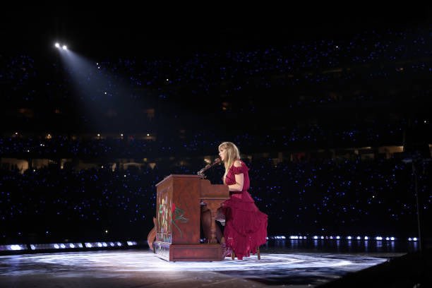 TSwiftLA's tweet photo. 🎵 | “coney island” is the second surprise song for night 1 in Atlanta! #AtlantaTSTheErasTour 
#TStheErasTour https://t.co/au7jYo6rnZ