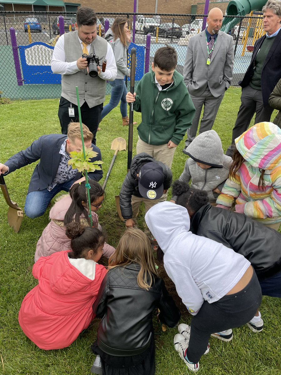yoly_meneses's tweet photo. Celebrating Arbor Day at Morris Avenue. Planting trees 🌳 ❤️! @morrisaveschool @JaniseStout @LBSuptRodriguez https://t.co/PkPdSChwB0