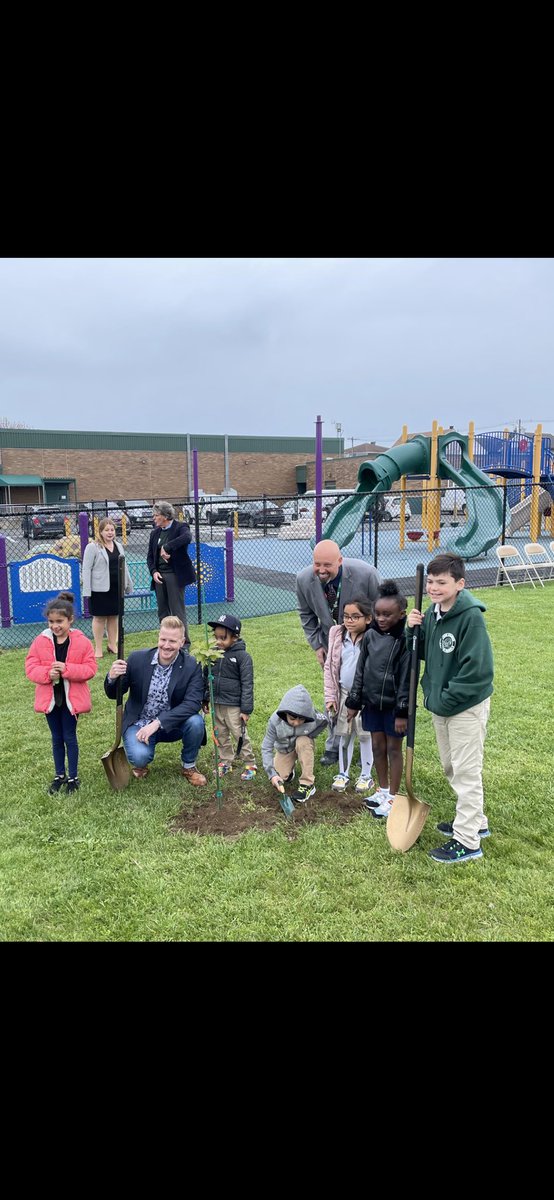 yoly_meneses's tweet photo. Celebrating Arbor Day at Morris Avenue. Planting trees 🌳 ❤️! @morrisaveschool @JaniseStout @LBSuptRodriguez https://t.co/PkPdSChwB0