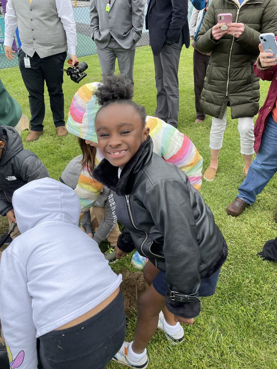 yoly_meneses's tweet photo. Celebrating Arbor Day at Morris Avenue. Planting trees 🌳 ❤️! @morrisaveschool @JaniseStout @LBSuptRodriguez https://t.co/PkPdSChwB0