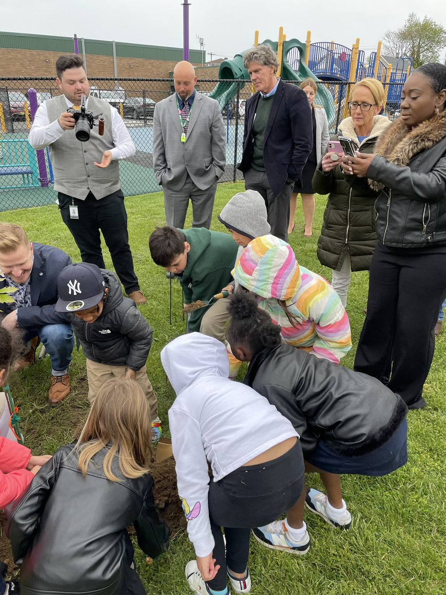 yoly_meneses's tweet photo. Celebrating Arbor Day at Morris Avenue. Planting trees 🌳 ❤️! @morrisaveschool @JaniseStout @LBSuptRodriguez https://t.co/PkPdSChwB0