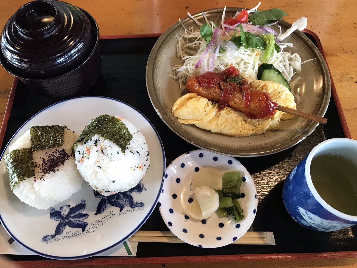 お昼のパンダGO飯🚙💨

🐼行きつけ喫茶飯🍱

二日酔い気味で頭痛でもやっぱり食べちゃうのね♫
✨d(＝(工)＝)