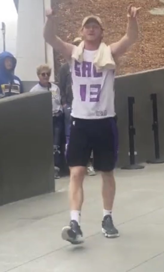 chewislin's tweet photo. “SACTOWN IN THE BAY, WE TAKING OVAAAAA” -@KnightsOf916 https://t.co/WE5t2mWaPr