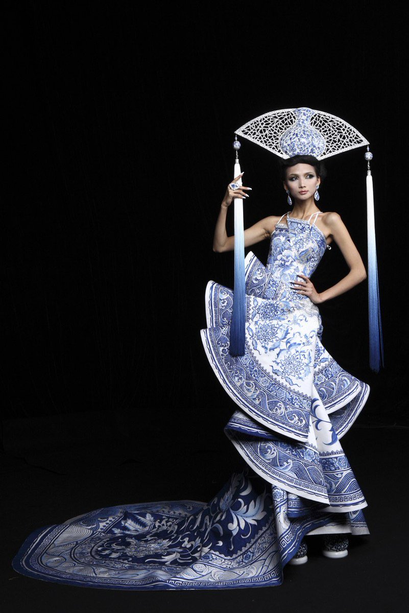 beyonceseyelid's tweet photo. Why gag over this fake dress when the REAL Cavalli and Gio Pei Ming vase dresses exist already? https://t.co/Jh0DKbCGLm