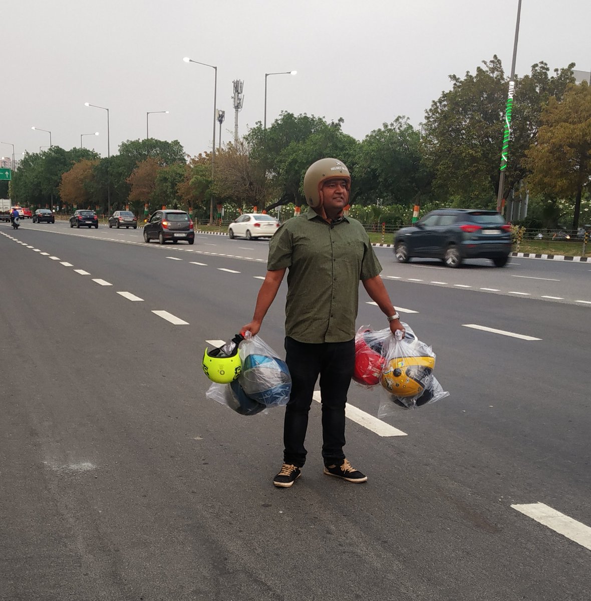 helmet_man_'s tweet photo. जिस सपने के पिछे आप भाग रहे है मैने उसे 26 साल के उम्र में दफन कर दिया. क्योंकि इन सड़कों पर हर घंटे 100 लोगों को जिंदगी और मौत के बीच घसीटा जा रहा है. ये सभी अपने परिवार की खुशियों के लिए संघर्ष कर रहे होते है. लेकिन सड़क दुर्घटना से अनजान रहते है.
#Helmetmanofindia #Roadsafety https://t.co/4RxSmMvote